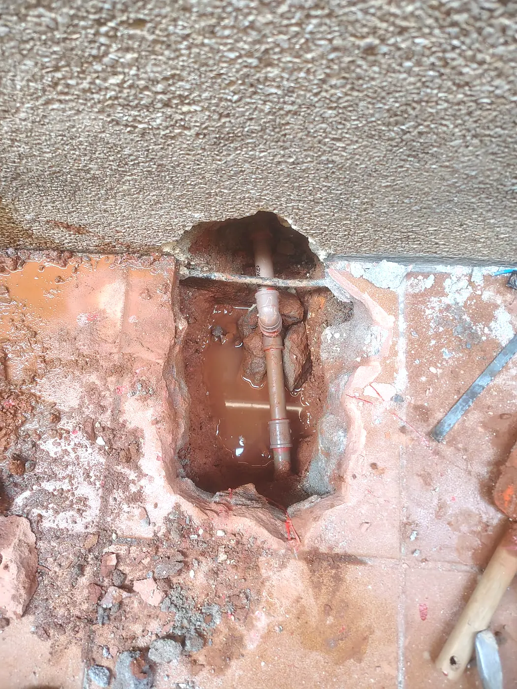 Cano vazando identificado em obra